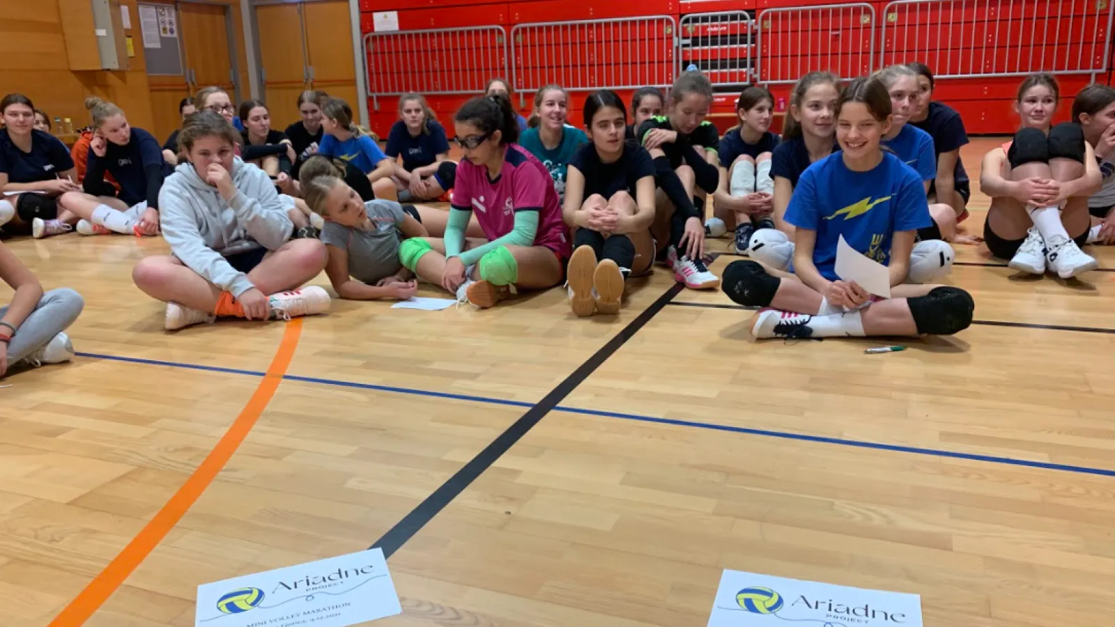 Z odbojko do dobrega za mlade: Projekt Ariadnina nit Z odbojko do dobrega za mlade: Projekt Ariadnina nit