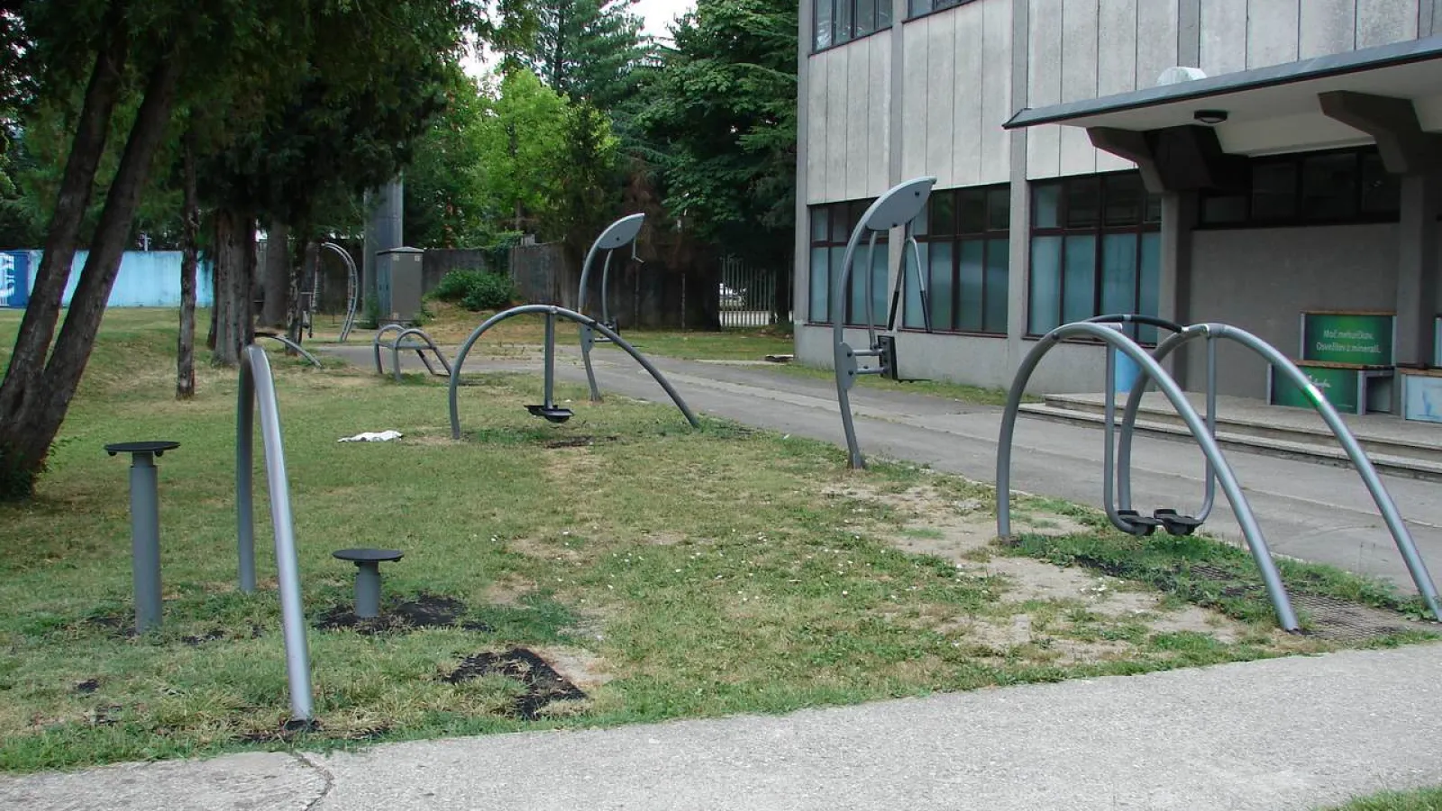 Zunanji fitnes ob dvorani Partizan