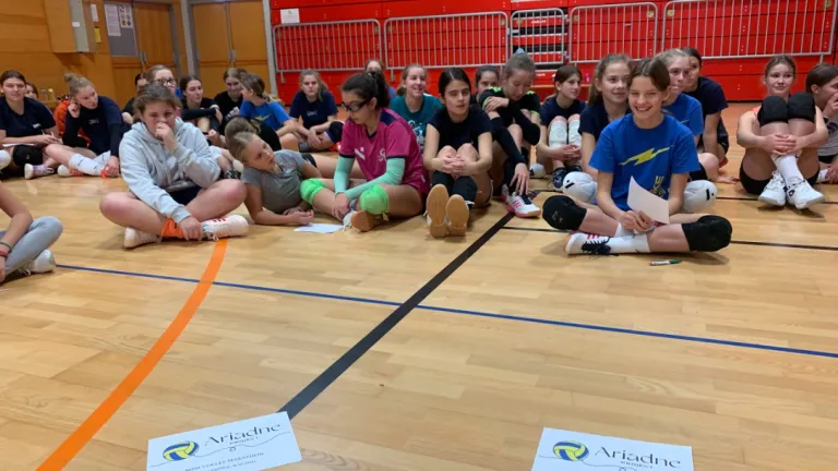 Z odbojko do dobrega za mlade: Projekt Ariadnina nit